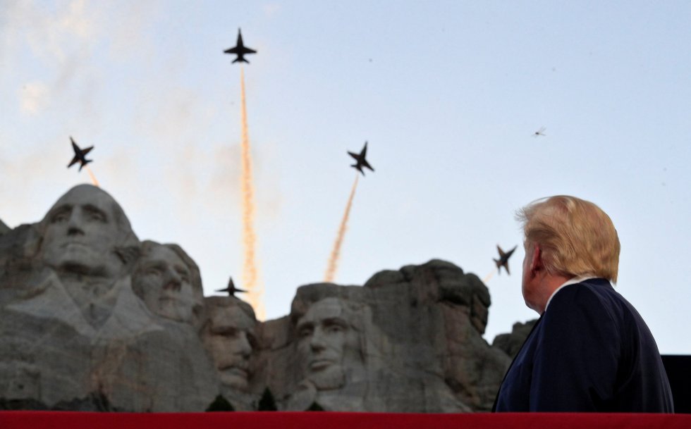 Donald Trump mira el paso del escuadrón de demostración de vuelo de la Armada de los Estados Unidos. Este viernes, en medio de un grave repunte del coronavirus y con casi 130.000 muertos a la espalda, Trump apenas mencionó la pandemia y centró la mayor parte del discurso en la simbología nacional.