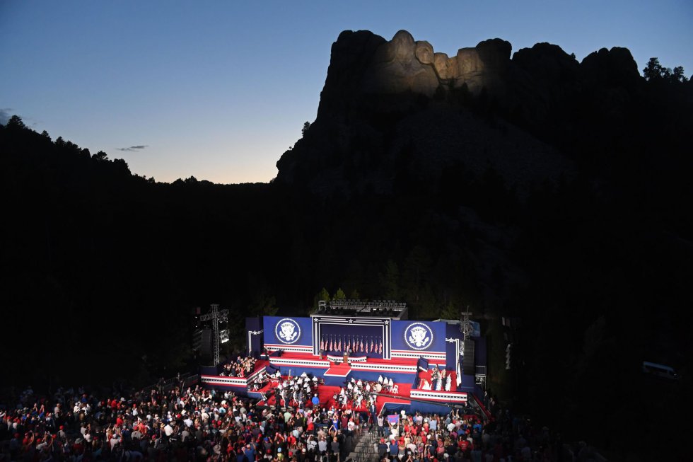 Vista del escenario durante el discurso de Donald Trump en el monte Rushmore, este viernes. Trump atacó a las “turbas enfadadas que intentan tirar abajo las estatuas de los fundadores”, en referencia a las últimas movilizaciones contra los monumentos que homenajean a figuras del pasado supremacista o colonial.