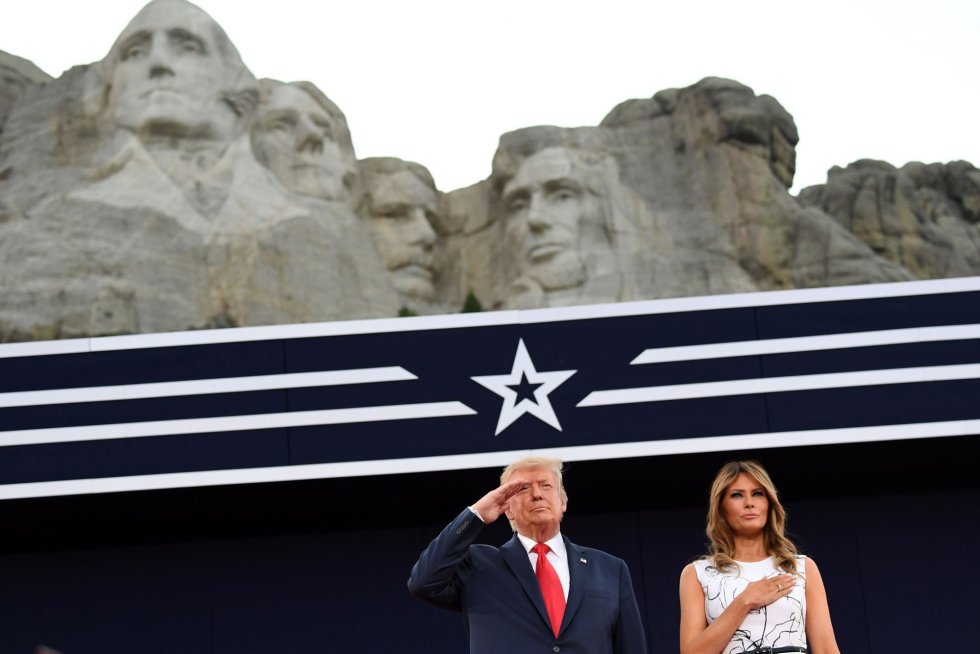 Donald Trump y su esposa en el Memorial en Keystone. El presidente llegaba a las celebraciones del Día de la Independencia americana tras un mes de junio muy complicado. Al repunte del coronavirus se ha añadido el estallido social contra el racismo y su caída en los sondeos.