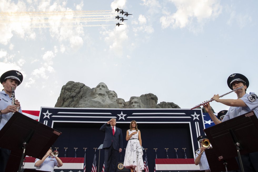 Donald Trump y su esposa, Melania, escuchan el himno nacional. En un momento crítico para la nación, con la peor pandemia en un siglo, una grave crisis económica y grandes movilizaciones contra el racismo, el presidente azuzó las divisiones durante un acto multitudinario en el monte Rushmore (Dakota del Sur).
