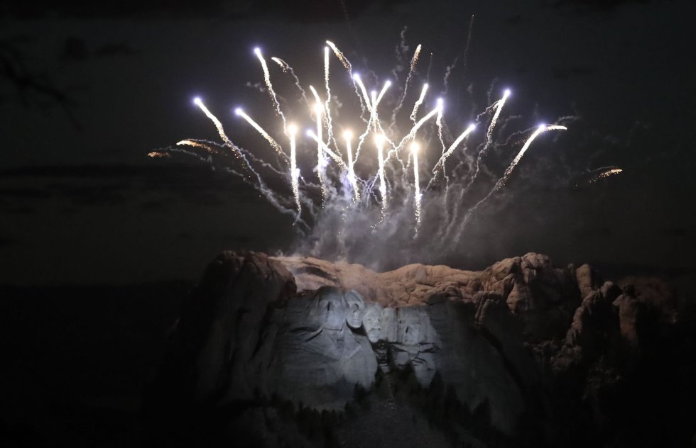 Fuegos artificiales sobre el monte Rushmore. Ha sido la primera exhibición en este lugar en una década, ya que fueron interrumpidos en 2010 por miedo a los incendios forestales.