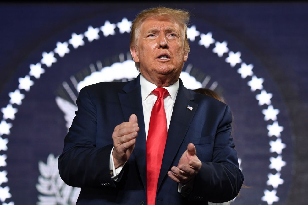 Donald Trump aplaude durante el acto en el Día de la Independencia en el monte Rushmore en Keystone. Trump alertó contra “la revolución cultural de la izquierda diseñada para derrocar la revolución estadounidense”.