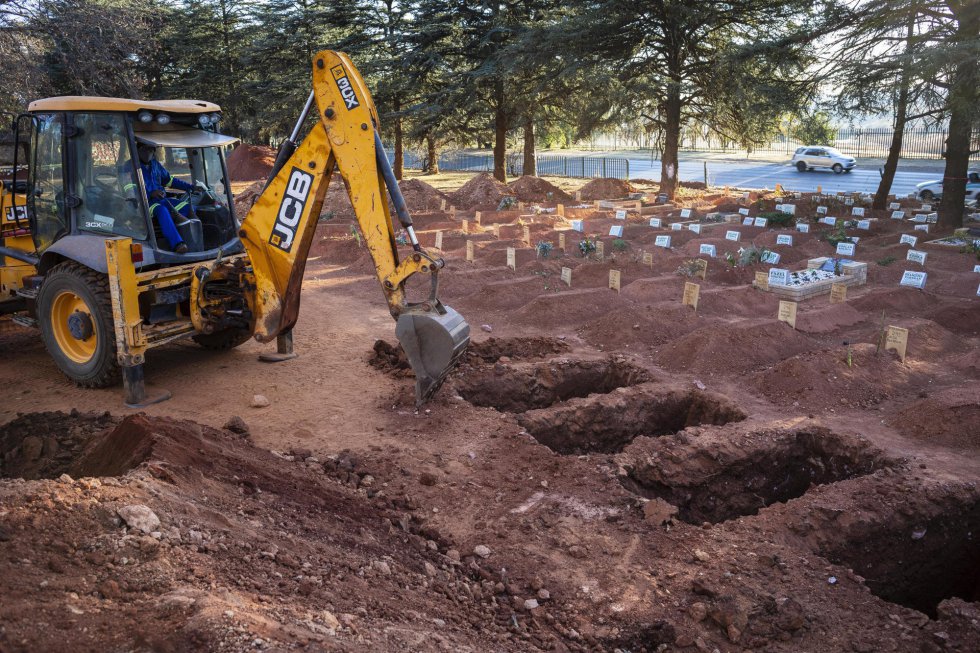 Las autoridades han ordenado cavar tumbas en el barrio musulmán del cementerio de Westpark ante un previsible aumento de las muertes relacionadas con el coronavirus, en Johannesburgo (Sudáfrica).