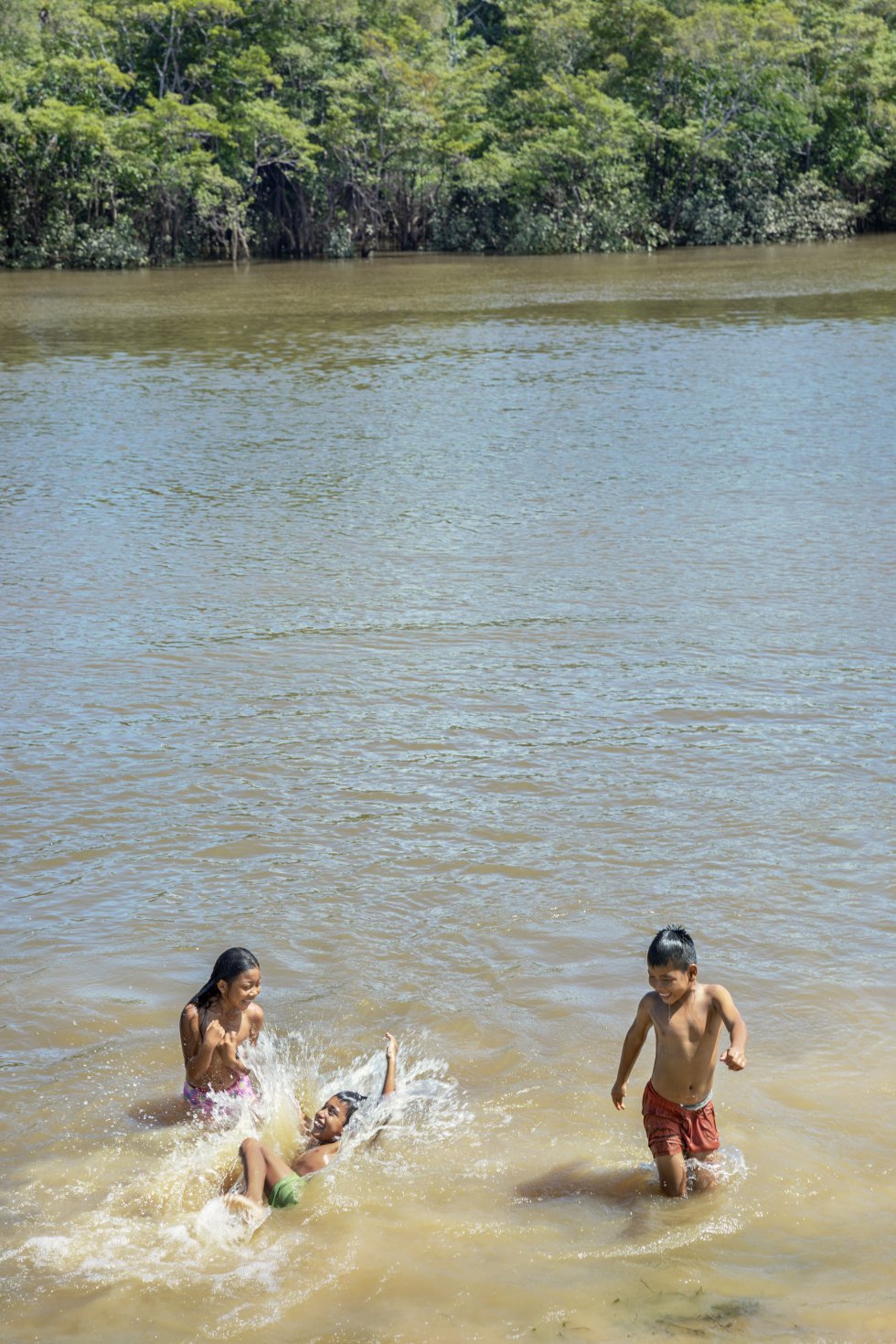 La vulnerabilidad económica y social de las poblaciones de la Amazonia, especialmente de los indígenas, les convierten muchas veces en el objetivo de las redes de trata con menos escrúpulos. Niños jugando en la orilla del río Igara Paraná en San Francisco (Colombia), uno de los afluentes del Amazonas.