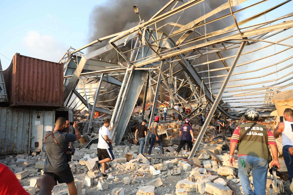Los vídeos que circulan en redes sociales muestran una explosión y una gran columna de humo en la zona del puerto de Beirut, previa a una segunda deflagración de mayor potencia. En la imagen, los destrozos causados.