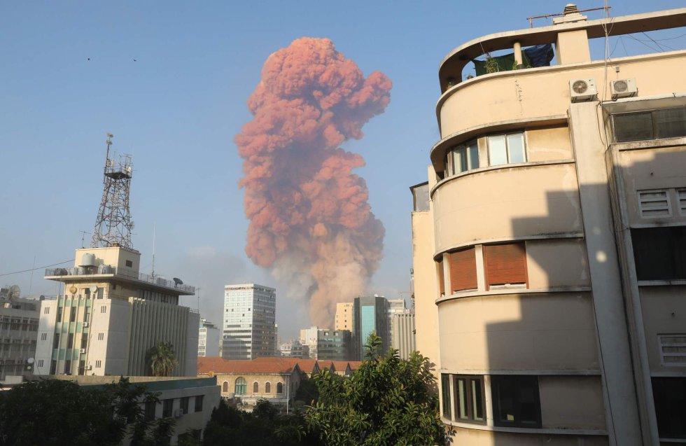 La columna de humo vista desde otra parte de la ciudad, de unos 360.000 habitantes.