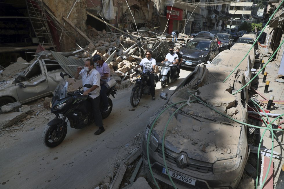 En el epicentro de la explosión, que se sintió hasta en la isla de Chipre, a más de 200 kilómetros de distancia, el panorama seguía siendo de caos y destrucción: contenedores retorcidos, coches calcinados en las calles, el suelo alfombrado de maletas y papeles que salieron disparados de las oficinas cercanas, edificios derrumbados y trozos de cascotes en las aceras.