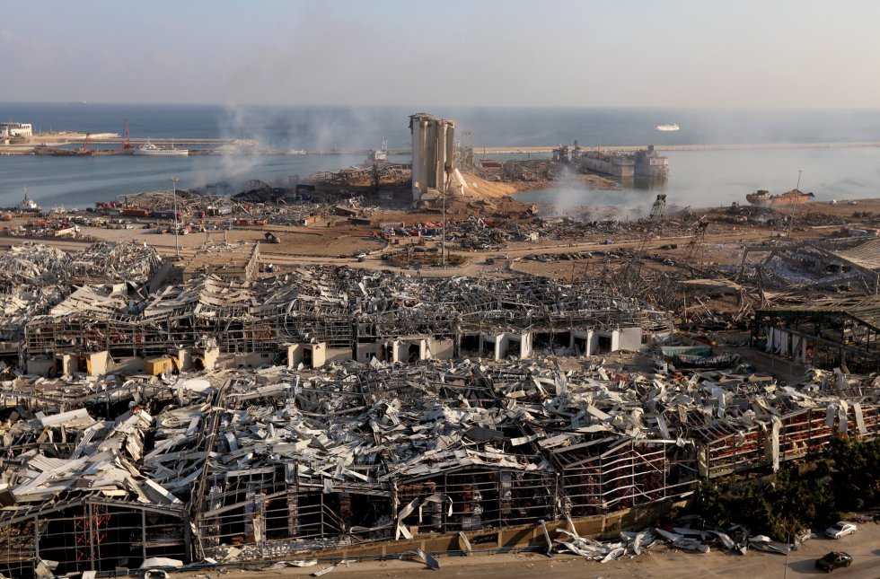 El Gobierno apunta a un cargamento de 2.750 toneladas de nitrato de amonio, altamente tóxico, almacenado “sin medidas de precaución” en el puerto, pero aún no ha explicado qué originó el incendio y las explosiones. En la imagen, vista general del puerto de Beirut un día después del suceso, este miércoles.