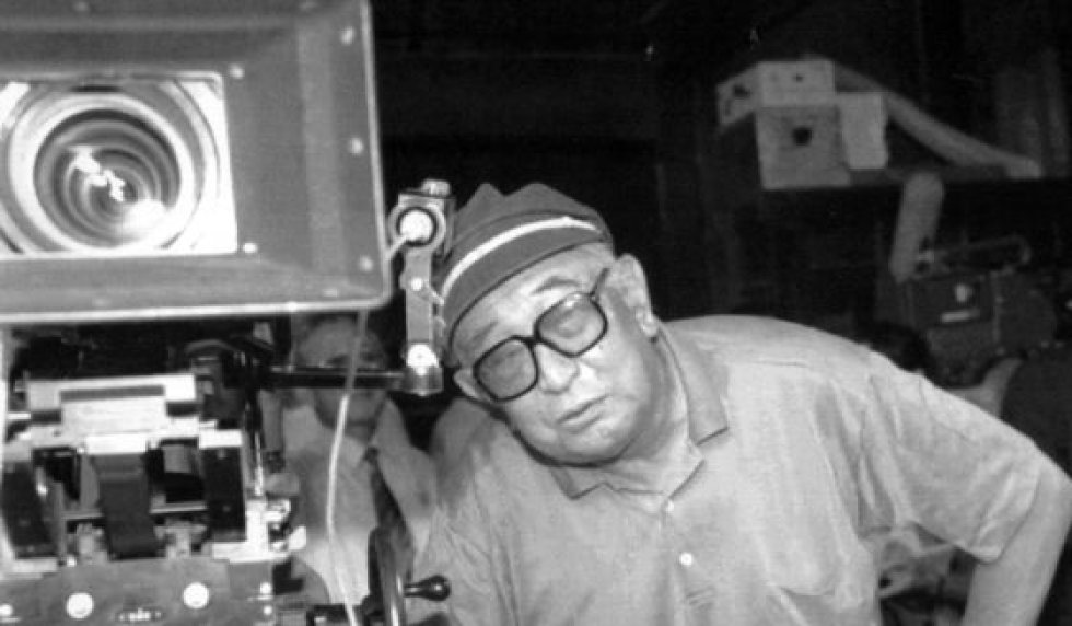 El cineasta Akira Kurosawa junto a su cámara en el rodaje de 'Rapsodia en agosto' (1991), filme sobre el holocausto nuclear de Nagasaki.
