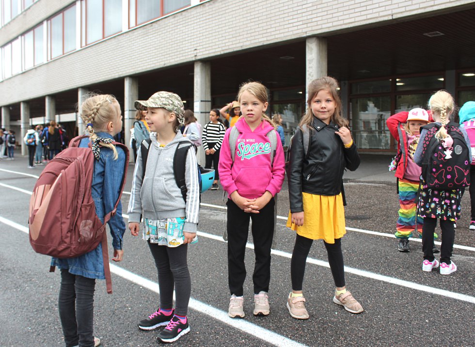 Alumnas del colegio de Itäkeskus de Helsinki, Finlandia, durante su primer día de clase del curso.
