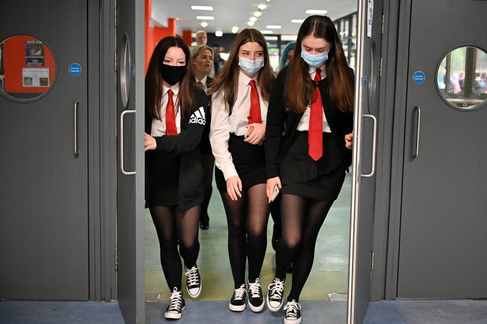 En la imagen, tres adolescentes en el instituto de St. Paiul, en Glasgow. Escocia no ha establecido unas normas de distanciamiento mínimo entre alumnos.