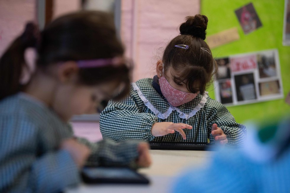 En Uruguay, las escuelas cerraron muy poco tiempo, pero laasistencia a clase no es obligatoria desde que empezó la pandemia. En la imagen, dos niñas usan tablets en una escuela de Montevideo.