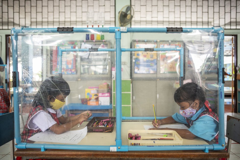 Estudiantes de la escuela primaria Wat Khlongtoe, en un clase equipada con mamparas, en Bangkok (Tailandia) el pasado 7 de agosto.