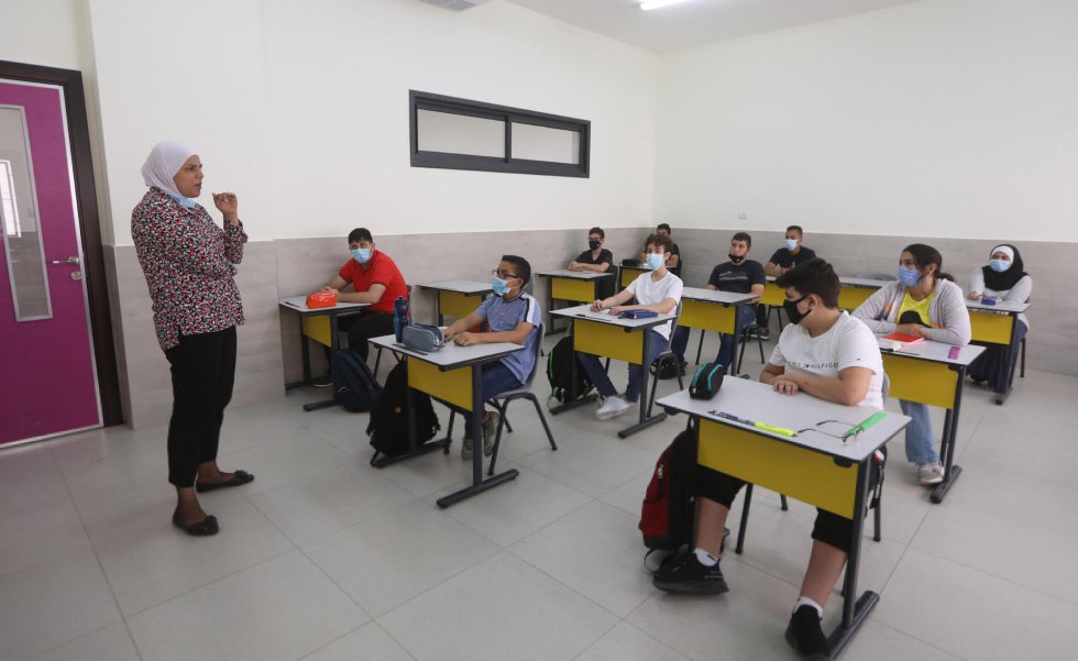 Estudiantes palestinos durante la vuelta a las clases en la Escuela Moderna de Inglés, en Nablus (Palestina).