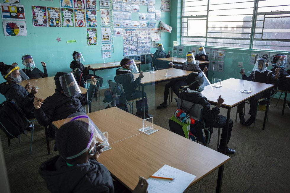 Los estudiantes vuelven a las clases en una escuela de Johannesburgo (Sudáfrica).