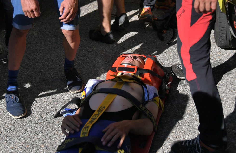 Fotos El rescate de Remco Evenepoel tras su caída durante el II