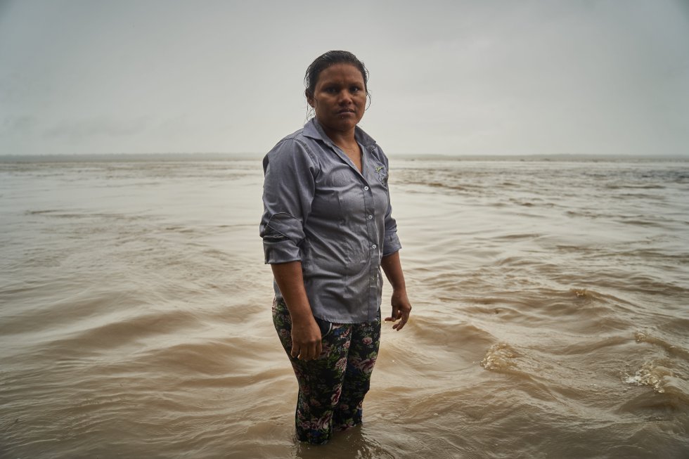 Lilia posa para un retrato en el río Amazonas. Su camino, como el de tantas otras mujeres indígenas, ha sido el de la lucha permanente y la determinación. En medio del patriarcalismo dominante, el control masculino acostumbra a ser absoluto. Esto exige a las mujeres una audacia añadida si quieren colarse por una rendija y empezar a trabajar de tú a tú con los hombres.