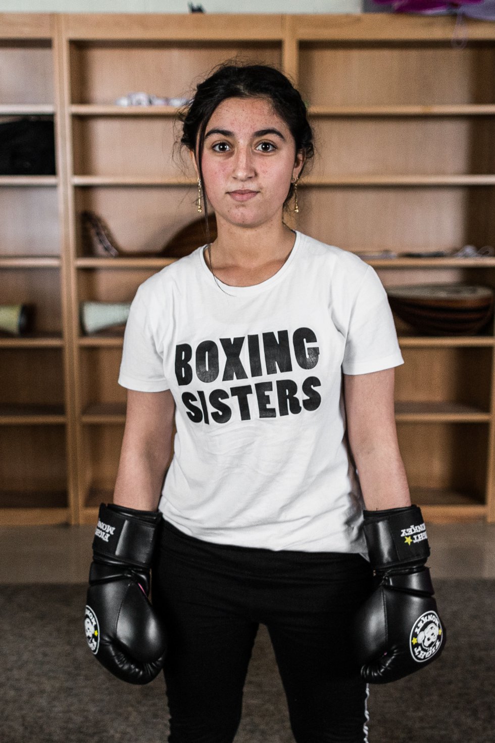 Husna es una joven yazidí de 17 años que, después de escapar del ISIS consiguió refugiarse en un campamento en la frontera con Rojava, el campo de Rwanga, en el Kurdistán iraquí. Hoy entrena boxeo con otras mujeres de su minoría, y entre todas forman parte de un grupo llamado Boxing Sisters o las Hermanas Boxeadoras.