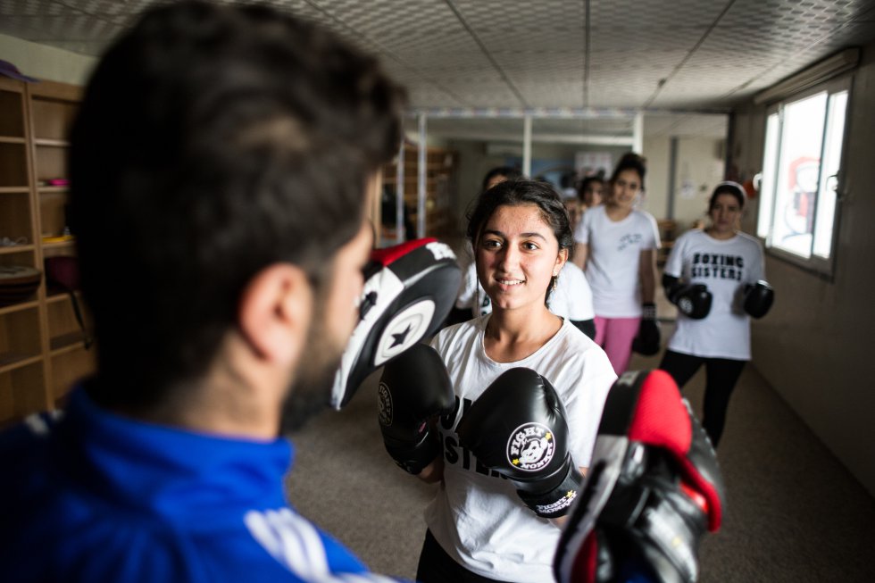 Husna y las Boxing Sisters entrenan con un instructor de kickboxing que se traslada desde Dohuk, la ciudad más cercana. Usan una sala habilitado dentro de un barracón de unos 45 metros cuadrados en el campo de refugiados de Rwanga, en el Kurdistán iraquí.
