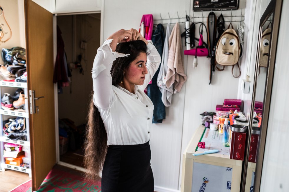 Husna, en su habitación, vistiéndose para ir a la escuela. Ella comparte dormitorio con otras chicas, y se encuentra justo al lado del barracón donde vive con sus familiares.