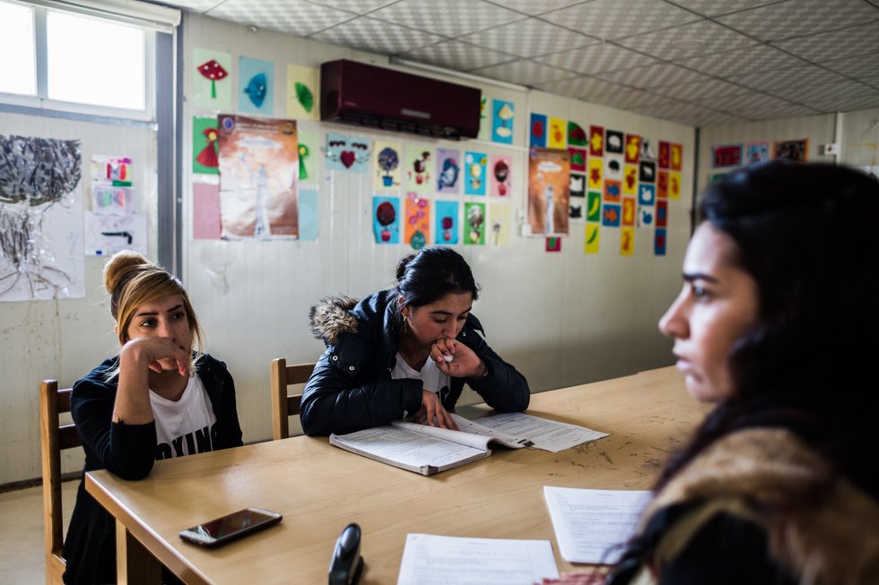 Husna y un amigo estudian delante de un profesor antes de un examen importante en la escuela del campo de refugiados. El centro alberga a miles de estudiantes de diferentes rangos de edad dentro del campamento.