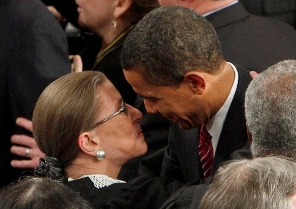 Ruth Bader Ginsburg se abraza con el presidente de Estados Unidos Barack Obama a su llegada al Congreso en Washington, el 24 de febrero de 2009.