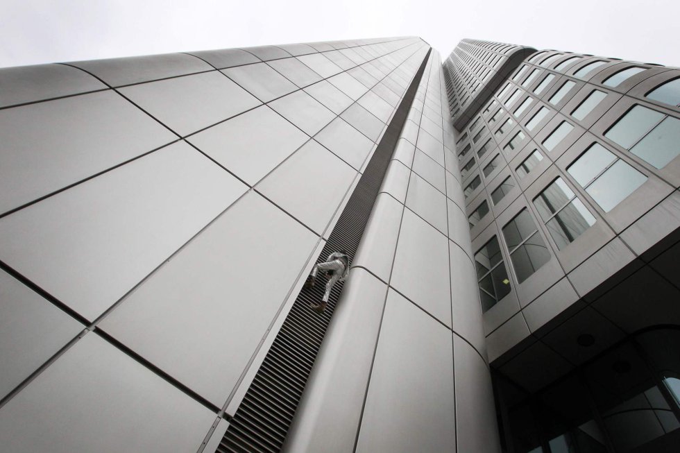 El escalador urbano francés Alain Robert, conocido popularmente como el 'Spiderman francés', sube a la Torre Deutsche Bahn en Frankfurt (Alemania).