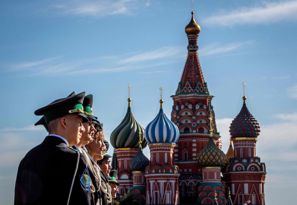 Los cadetes militares rusos posan en la plaza Roja frente a la catedral de San Basilio en el centro de Moscú (Rusia). El alcalde de Moscú, Serguéi Sobianin calificó de "muy peligroso" el incremento del número de contagios diarios por coronavirus en la capital rusa, que desde 1 de septiembre pasado se han multiplicado por cuatro, y endureció las medidas sanitarias para contener la epidemia.