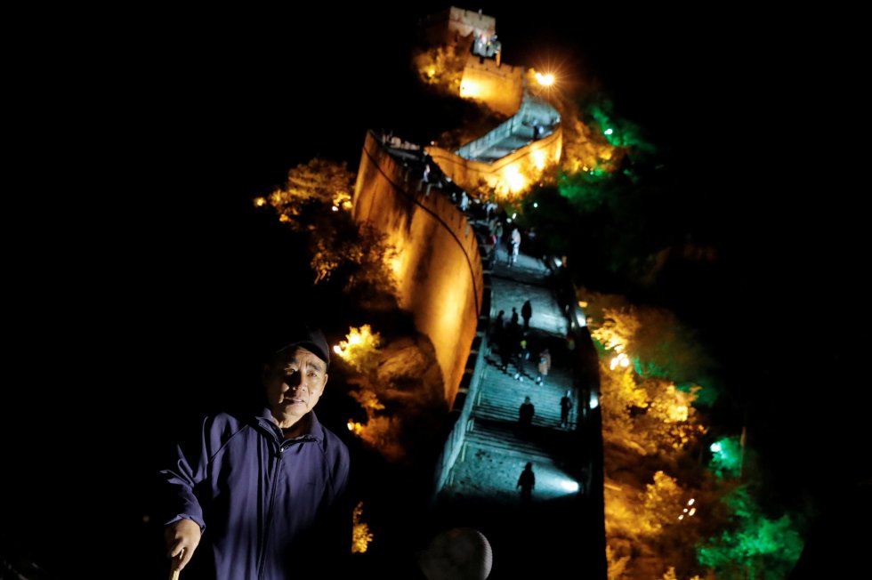 La Gran Muralla permanece iluminada para conmemorar el primer día del Festival del Medio Otoño y el Día Nacional de China.