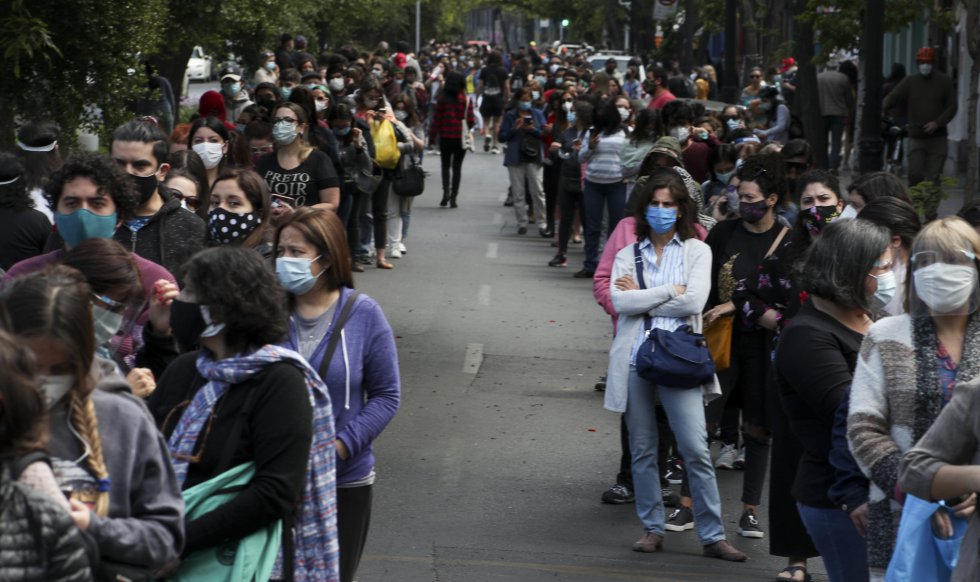 El porcentaje de participación es una de las principales incógnitas de la jornada, en un país con voto voluntario y récords regionales de abstención. En la imagen, colas de gente para votar en Santiago de Chile.