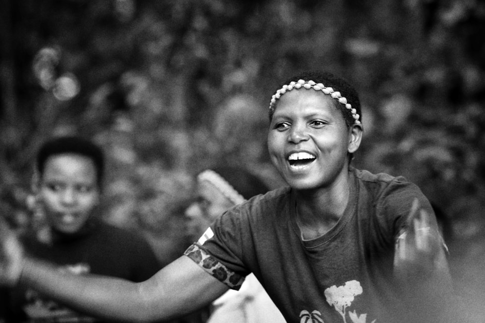 Una de las canciones con las que las mujeres del proyecto 'Change a Life Bwindi' dan la bienvenida a los visitantes del parque se refiere al mito de la creación del mundo, según la cultura batwa. Además de bailar, también se dedican a la artesanía tradicional como fuente de apoyo económico para sus familias. 