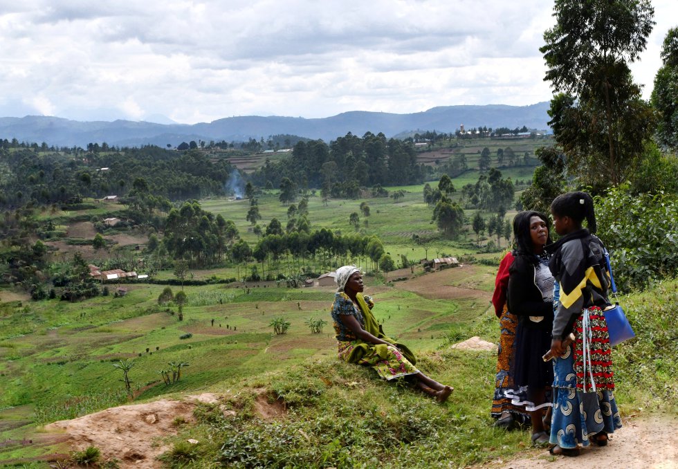Las mujeres regresan a casa después de un día completo de trabajo en las plantaciones de té y banano.