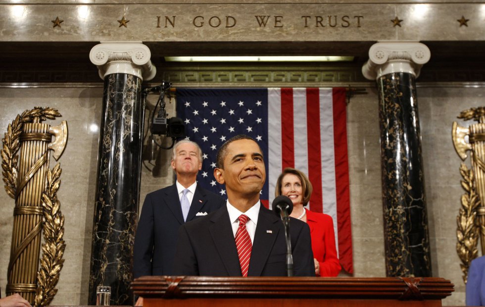 Bajo el lema "En Dios confiamos (In God We Trust)" y acompañado del vicepresidente y presidente del Senado, Joe Biden, y la presidenta del Congreso, Nancy Pelosi, el presidente Barack Obama se dirige a la sesión conjunta del Congreso y del Senado en el Capitolio para presentar su reforma sanitaria, en 2009. 