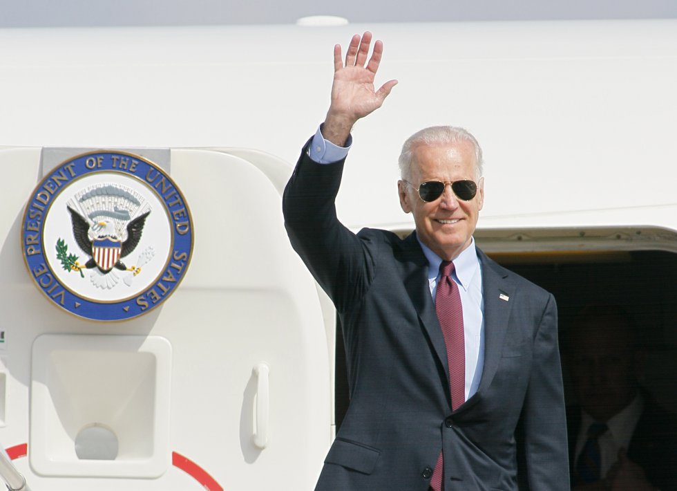 El vicepresidente de Estados Unidos, Joe Biden, saluda a su llegada al aeropuerto internacional de Boryspil en las afueras de Kiev, el 21 de abril de 2014. 