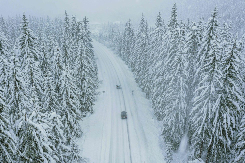 Vista aérea de una carretera cubierta por nieve, cerca de Lienz, en el Tirol austriaco. 