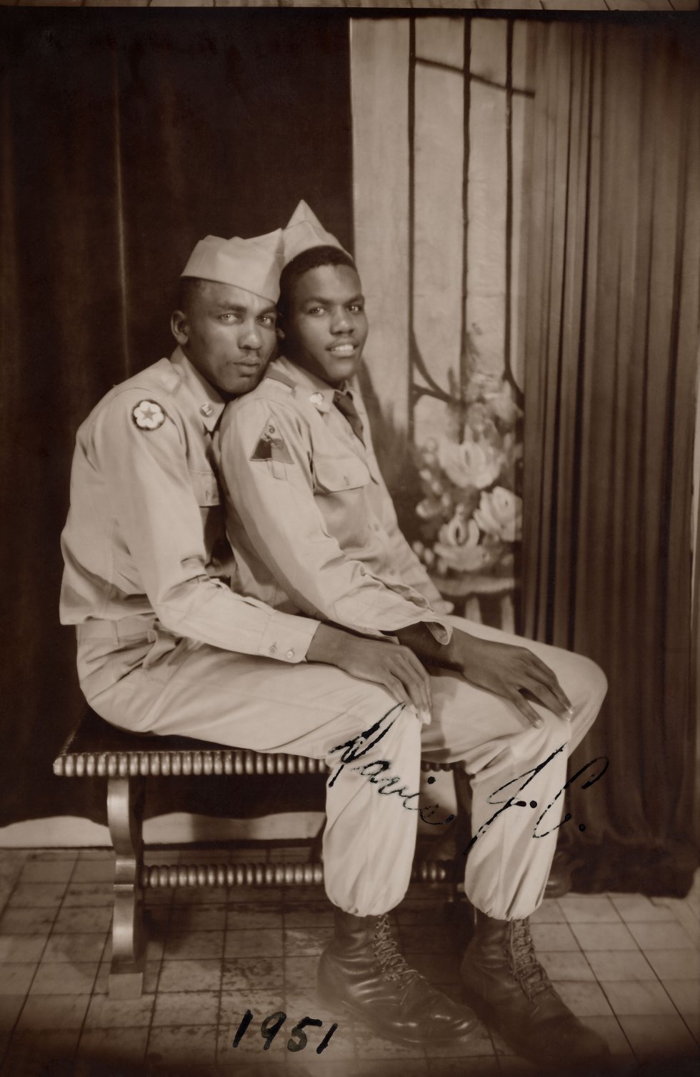Esta fotografia é excepcional, nela aparece escrito: "Davis & J. C." e a data: 1951. Hugh Nini e Neal Treadwell contaram ao EL PAÍS que em sua coleção só há trinta imagens de casais negros ou inter-raciais e que estão interessado em ampliar sua coleção, buscando mais imagens.