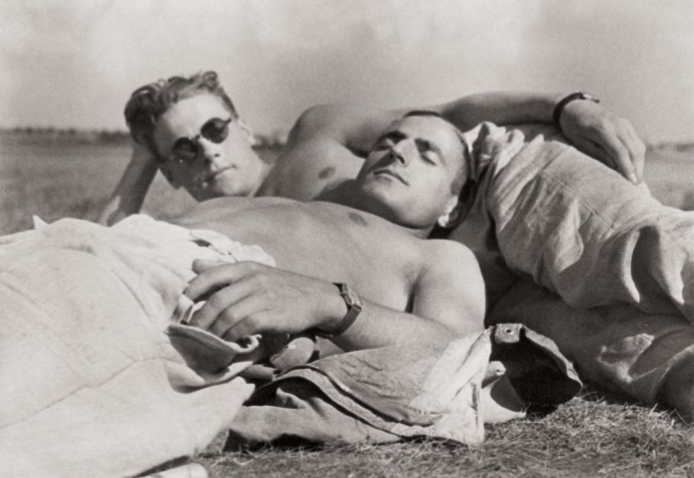 Um casal em uma imagem sem data de ‘Loving: A Photographic History of Men in Love’.