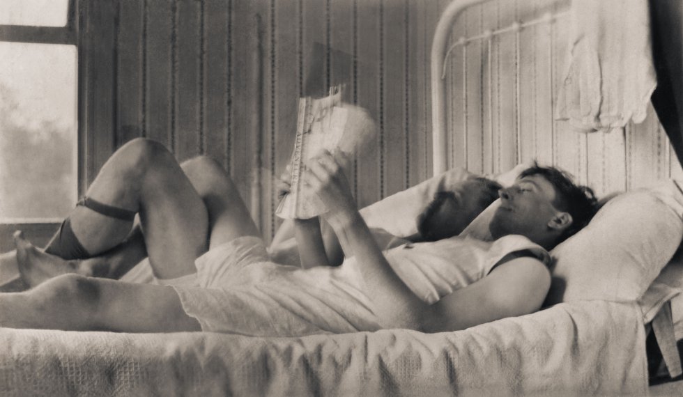 A maioria das imagens da coleção são retratos nos quais os casais posam para a foto. Nesta, dois homens compartilham cama, suas pernas se entrelaçam, um lê. Uma cena cotidiana.