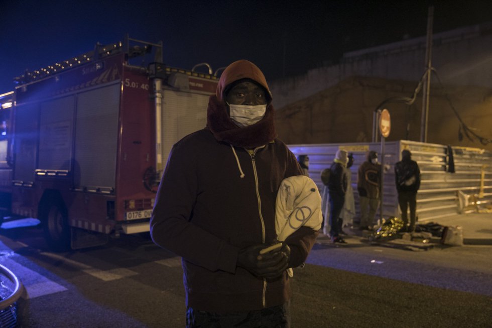 Alguns moradores do navio contaram a EL PAÍS que temem que vários de seus companheiros tenham morrido no incêndio, pois não os encontraram horas depois de declarado o acidente.  Na imagem, Mamadou, um dos ocupantes do navio.