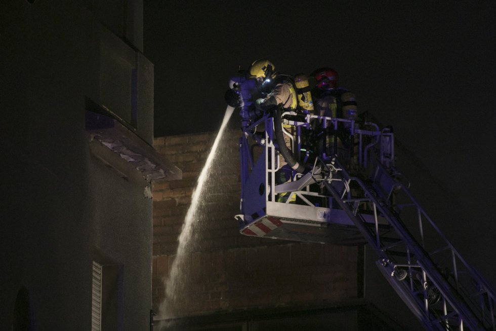 Os bombeiros não sabem, no momento, as causas do incêndio e localizaram um cadáver graças à escada de resgate, já que não conseguem acessar os navios.  Na foto, os bombeiros apagam o incêndio.