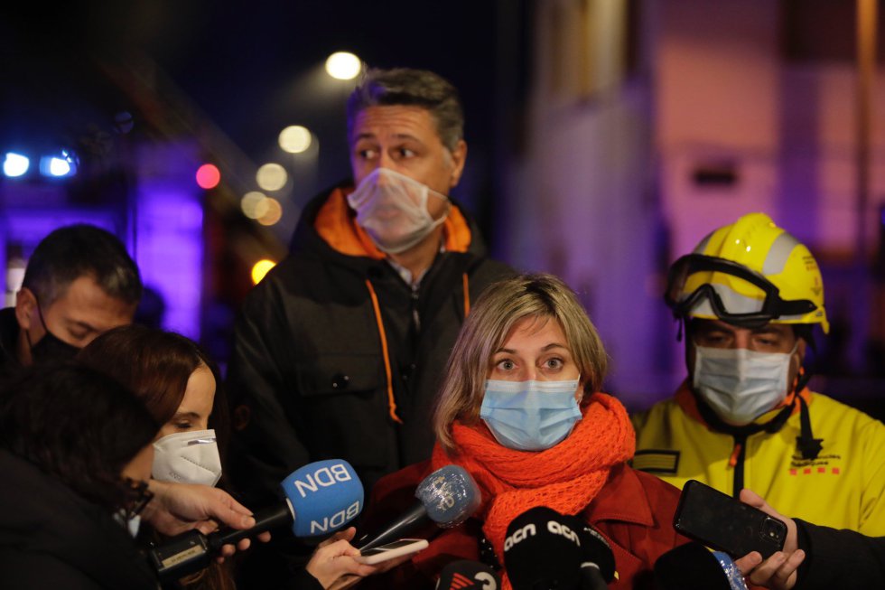 O prefeito de Badalona, ​​o popular Xavier García Albiol, lamentou a "tragédia" ocorrida no bairro Gorg e destacou o trabalho dos profissionais que trabalham para estancar o fogo, além de expressar sua confiança de que "não há vítimas".  Na imagem, Alba Vergés (em primeiro plano), Ministra da Saúde, e Xavier García Albiol (em segundo plano), Prefeito de Badalona.