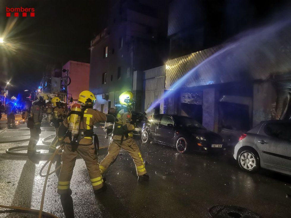 Quase trinta equipes de bombeiros ajudaram a evacuar os residentes do prédio, muitos dos quais ficaram presos dentro.