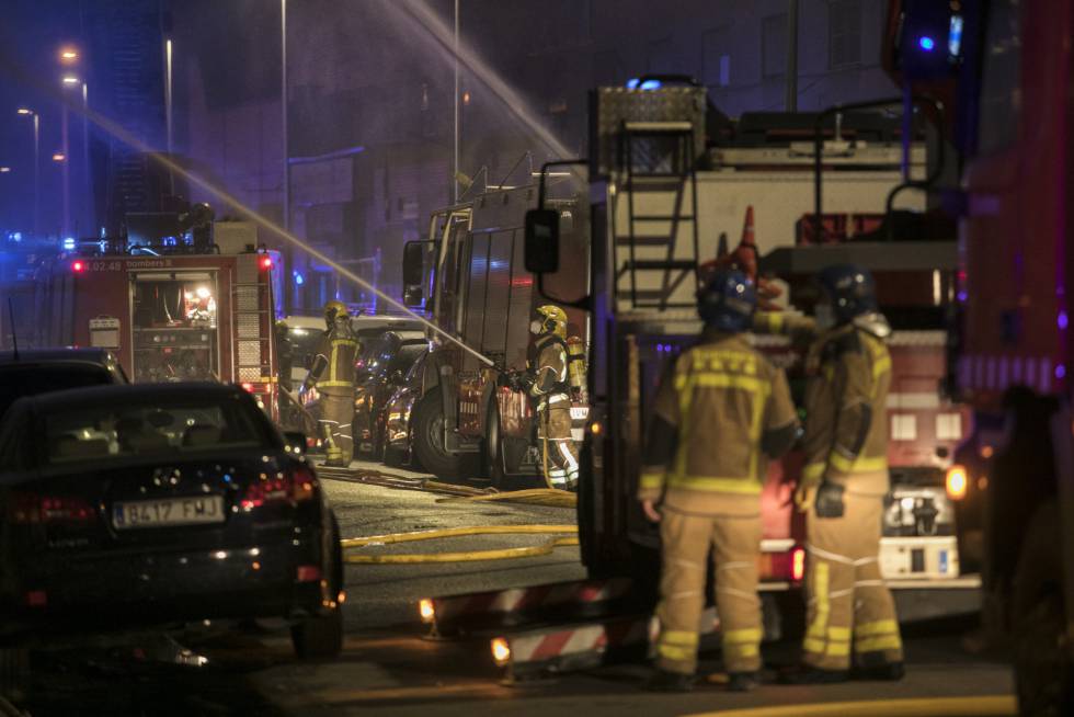 Os bombeiros resgataram várias pessoas que se abrigaram no telhado enquanto outros pularam pelas janelas para escapar.  Na foto, bombeiros tentam apagar o fogo, ontem à noite.