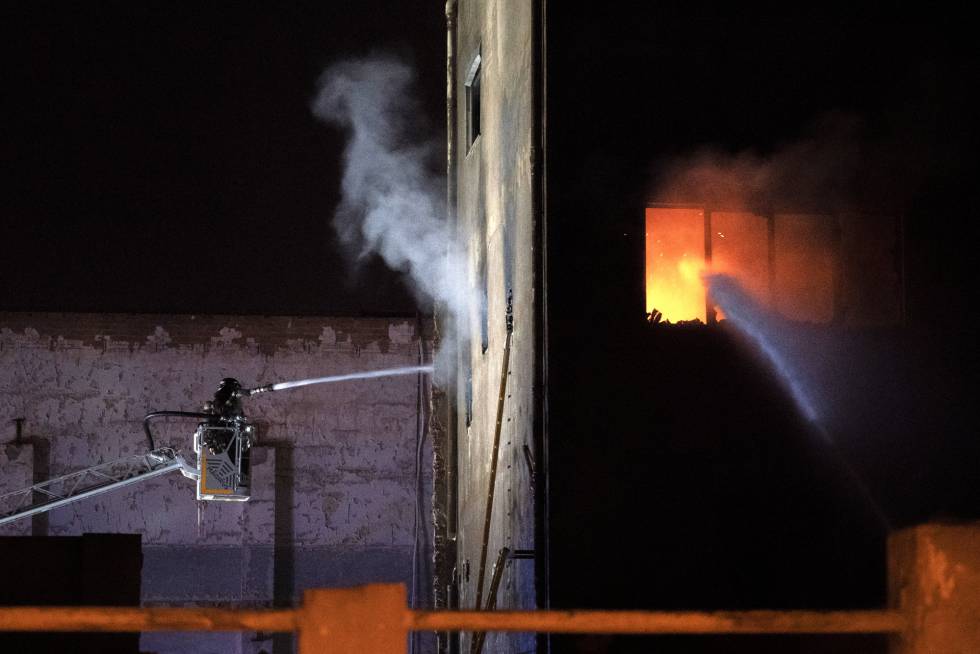 O incêndio começou pouco antes das nove horas da noite no armazém, localizado na rua Guifré, na cidade de Barcelona.  Para evitar as chamas, várias pessoas escalaram o telhado do prédio de quatro andares e algumas até pularam no vazio para escapar, segundo fontes policiais.