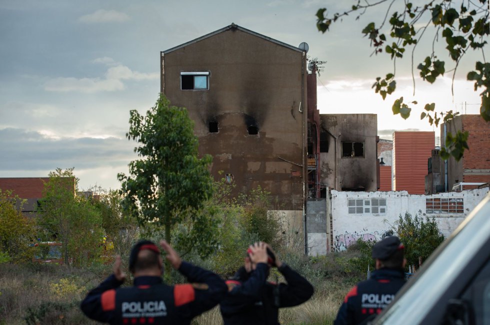 Mossos d'Esquadra guardam os arredores do navio enquanto os bombeiros realizam seu trabalho.