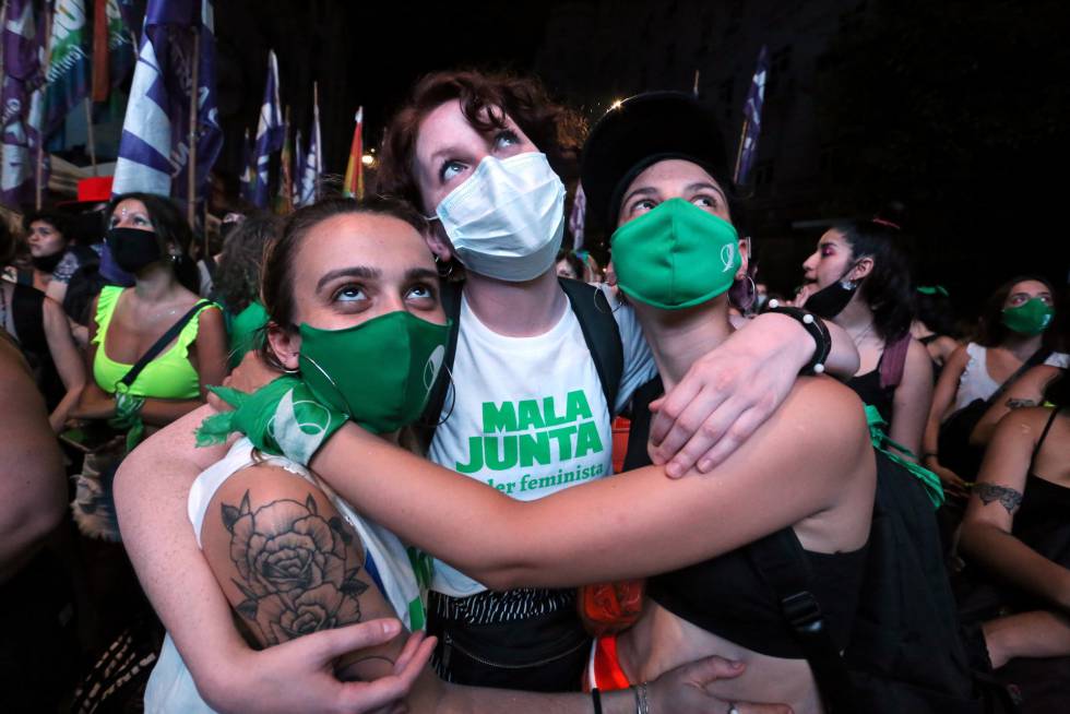 Varias mujeres se abrazan tras la aprobación de la ley en Buenos Aires. “Cuando yo nací las mujeres no votábamos, no heredábamos, no podíamos ir a la universidad. No nos podíamos divorciar, no teníamos jubilación de amas de casa. Cuando yo nací las mujeres no éramos nadie. Siento emoción por la lucha de todas las mujeres que están afuera ahora. Por todas ellas, que sea ley”, declaró la senadora Silvia Sapag durante el debate, en una síntesis del tono de los discursos verdes.