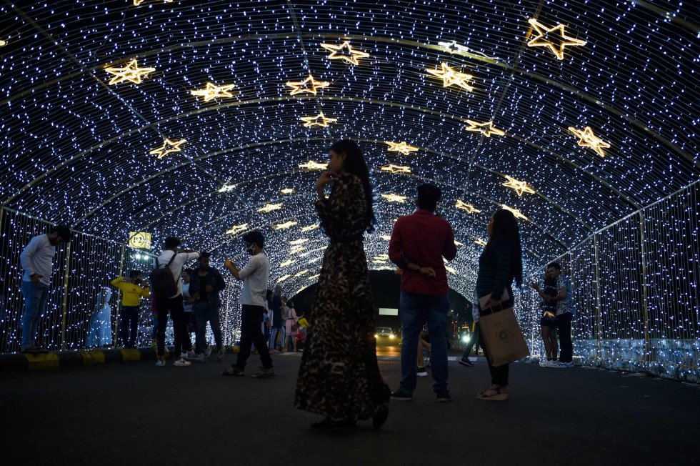 Várias pessoas tiram fotos na entrada de um shopping center em Bombaim, Índia.  O país asiático, o segundo mais afetado no mundo pela pandemia, com mais de 10,2 milhões de casos, vem experimentando nos últimos meses uma desaceleração profunda na disseminação do vírus.  Na quinta-feira, ele relatou 21.822 infecções.