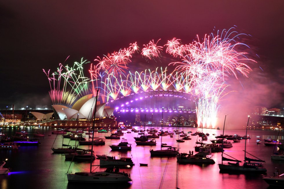 Em Sydney, a maior cidade da Austrália, os famosos fogos de artifício do Ano Novo foram disparados sobre a baía, mas com a quase total ausência de espectadores após o surgimento de um recente surto de cobiça, no norte da cidade, que adiciona cerca de 150 casos.