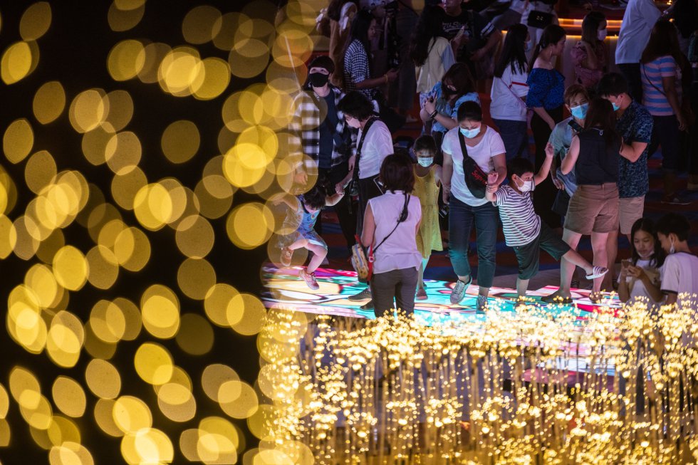 Atmosfera em frente a um shopping center de Bangkok durante a celebração do Ano Novo.  As novas ondas da epidemia obrigam a maioria a acompanhar as comemorações do sofá de sua casa, após meses de restrições devido ao covid-19.