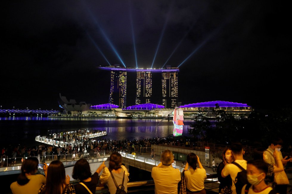 Um show de luzes de boas-vindas ao ano novo em Marina Bay (Cingapura).  O país asiático começou na quarta-feira a vacinar os profissionais de saúde contra o covid-19, tornando-se um dos primeiros países da Ásia a iniciar a campanha de imunização.